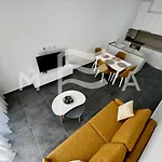 Brilliant 626 Apartment